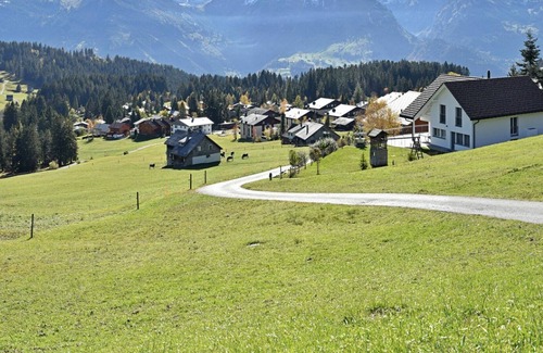 Mitloedi Apartment | Cosy apartment for 4 people with WIFI, TV, balcony, pets allowed and parking