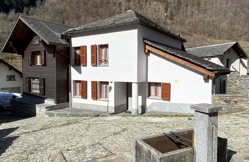 Augio Apartment | Cosy apartment for 4 people with WIFI, TV, patio, pets allowed, panoramic view and parking