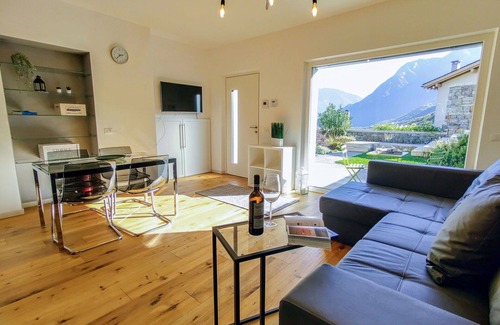 Samolaco Apartment | Cosy apartment for 4 people with WIFI, A/C, TV, patio and parking