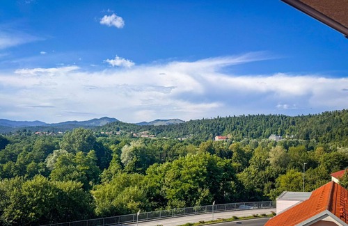 Postojna Apartment | Cosy apartment for 4 guests with WIFI, A/C, TV, panoramic view and parking
