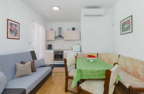 Vrznaveri Apartment | Cosy apartment for 5 guests with pool, A/C, WIFI, TV, terrace, pets allowed and parking