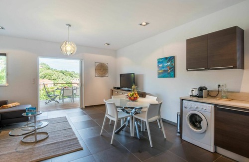 Sainte-Lucie-de-Porto-Vecchio Apartment | Cosy apartment for 6 people with A/C, WIFI, TV, terrace, pets allowed and parking