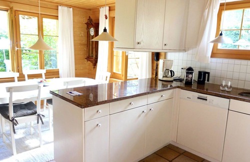 Lauenen Apartment | Cosy apartment for 6 guests with WIFI and pets allowed