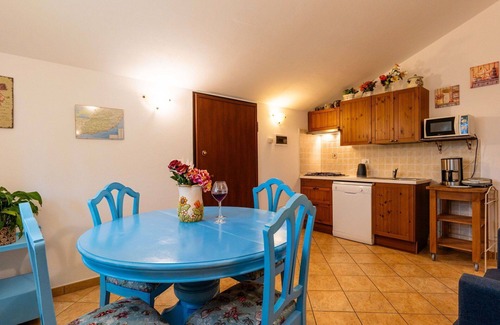 Cipressa Apartment | Cosy apartment for 6 guests with pool, WIFI, patio, pets allowed and panoramic view
