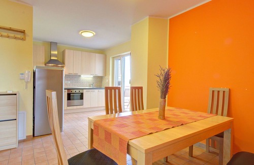 Truske Apartment | Cosy apartment for 6 guests with pool, A/C, WIFI, balcony, pets allowed, panoramic view and park.
