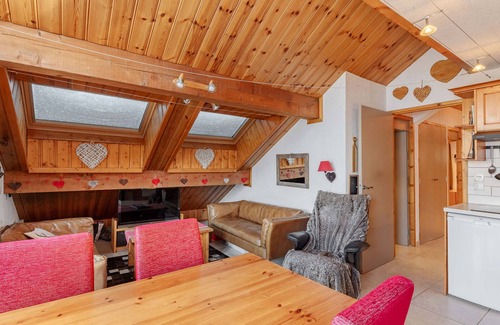 Meribel Apartment | Cosy apartment for 6 in Méribel, near slopes and shops, fireplace, wifi