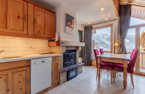 Meribel Apartment | Cosy apartment for 6 in Méribel, near slopes and shops, fireplace, wifi