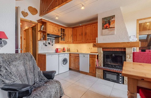 Meribel Apartment | Cosy apartment for 6 in Méribel, near slopes and shops, fireplace, wifi
