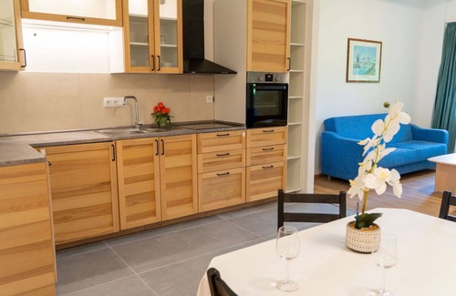 Strobl Apartment | Cosy apartment for 6 people with WIFI, TV, patio and parking