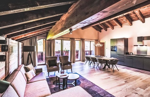 Warth Apartment | Cosy apartment for 6 people with pool, WIFI, TV, terrace, pets allowed, panoramic view and parking