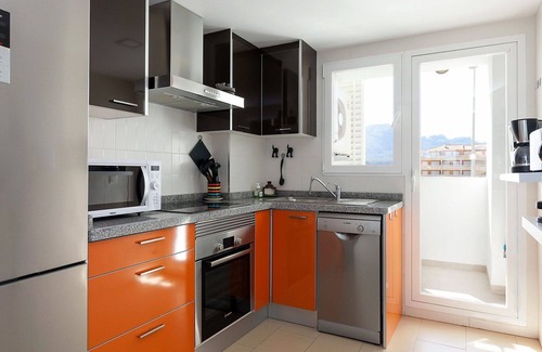 Les Deveses Apartment | Cosy apartment for 6 people with WIFI, A/C, pool, TV and terrace