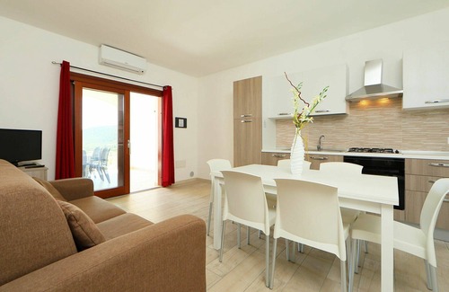 Tanaunella Apartment | Cosy apartment for 6 people with A/C, WIFI, pool, TV, terrace and parking