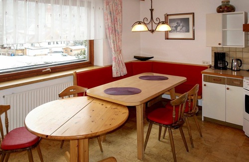 Pfunds Apartment | Cosy apartment for 8 guests with WIFI, TV, balcony, pets allowed and parking