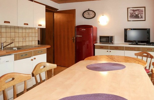 Pfunds Apartment | Cosy apartment for 8 guests with WIFI, TV, balcony, pets allowed and parking