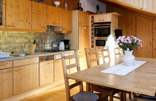 Prutz Apartment | Cosy apartment for 8 guests with WIFI, TV and balcony