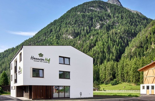 Laengenfeld Apartment | Cosy apartment for 8 guests with WIFI, TV, terrace, pets allowed and parking
