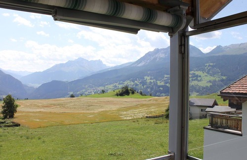 Grisons Apartment | Cosy apartment for 8 guests with WIFI, TV and balcony