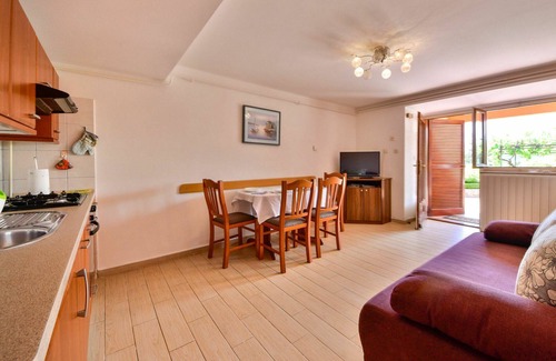 Sarsoni Apartment | Cosy apartment for 8 people with WIFI, private pool, TV, terrace, pets allowed and parking
