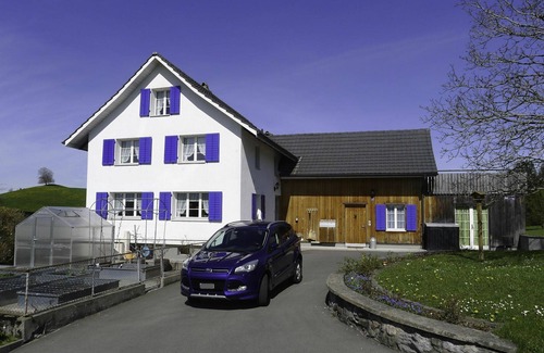 Horgen District Apartment | Cosy apartment for 4 people with WIFI, TV, terrace, pets allowed, panoramic view and parking