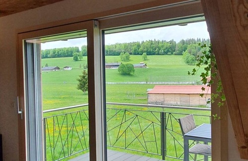 Muriaux Apartment | Cosy apartment for 2 guests with WIFI, hot tub, TV and balcony