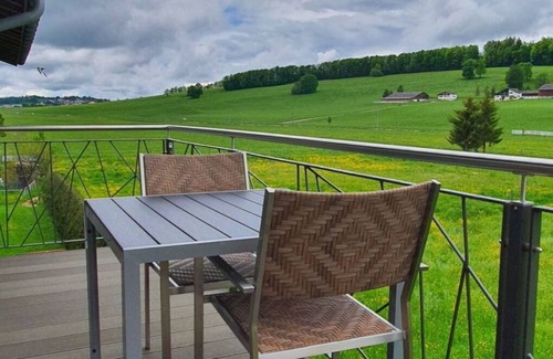 Muriaux Apartment | Cosy apartment for 2 guests with WIFI, hot tub, TV and balcony