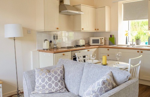 Staffin Apartment | Cosy apartment for 2 guests with WIFI, TV and parking