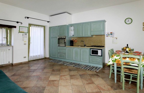 Costermano Apartment | Cosy apartment for 5 guests with WIFI, pool, A/C, TV and patio