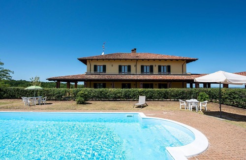 Mombaruzzo Apartment | Cosy apartment for 12 people with pool, WIFI, TV, balcony, pets allowed and parking