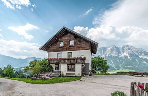 Oeblarn Villa | Cosy apartment in villa for 6 guests with WIFI, TV and parking