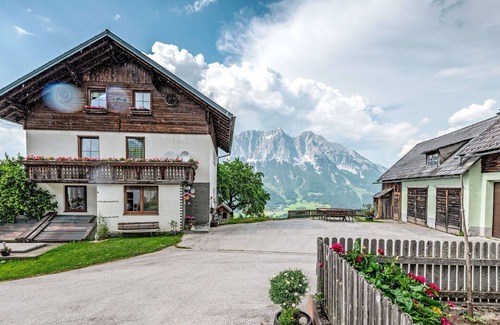 Oeblarn Villa | Cosy apartment in villa for 6 guests with WIFI, TV and parking