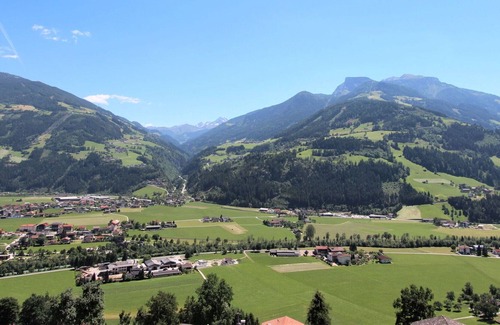 Zell am Ziller Villa | Cosy apartment in villa for 5 guests with WIFI, TV, terrace, pets allowed and parking
