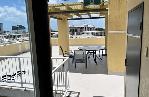 Cairns Central Business District Apartment | Cosy apartment in the heart of Cairns .Free parking.