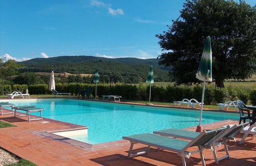 Casole d'Elsa House | Cosy apartment in villa for 2 people with WIFI, pool, TV, patio and panoramic view