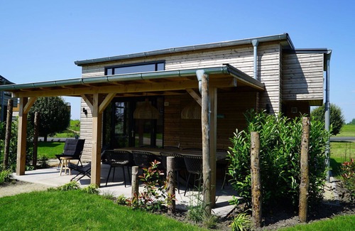 Vleteren House | Cosy apartment in villa for 6 guests with WIFI, TV, terrace and parking