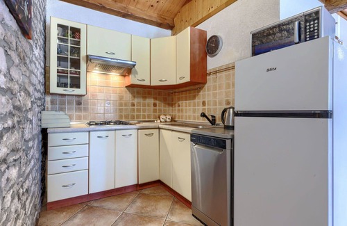 Pinezici House | Cosy apartment in villa for 4 guests with pool, WIFI, A/C, TV, terrace, pets allowed and parking