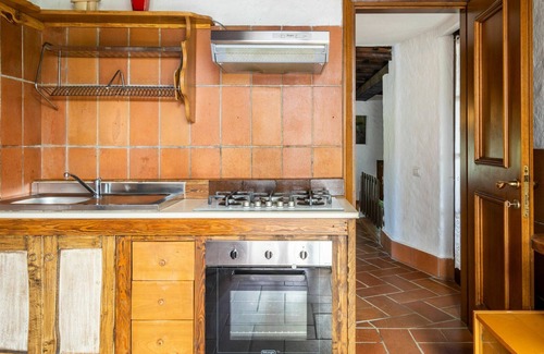 Leggiuno House | Cosy apartment in villa for 6 people with TV, terrace, pets allowed and parking