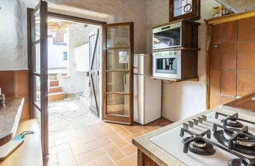 Leggiuno House | Cosy apartment in villa for 6 people with TV, terrace, pets allowed and parking