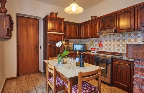 Porlezza House | Cosy apartment in villa for 4 guests with pool, WIFI, TV, patio, pets allowed and parking
