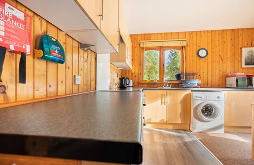 Balnain House | Cosy apartment in villa for 6 guests with WIFI, TV, pets allowed and parking