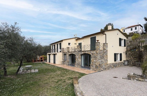 Costa dʼOneglia Villa | Cosy apartment in villa for 4 guests with A/C, WIFI, patio, pets allowed and parking