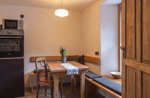 Kauns Villa | Cosy apartment in villa for 3 guests with WIFI, patio and parking