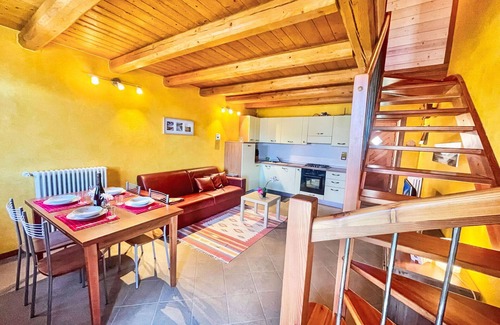 Peglio House | Cosy apartment in villa for 6 guests with WIFI, TV and patio
