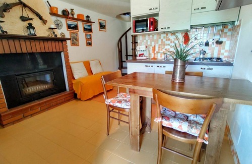 Peglio Apartment | Cosy apartment for 2 guests with WIFI, TV, patio and pets allowed