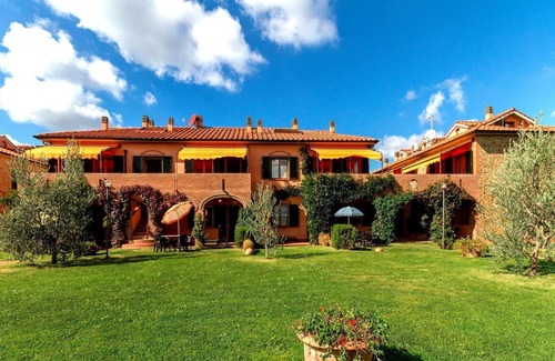 Sughera Apartment | Cosy apartment with pool, A/C, WIFI, TV, veranda and parking, close to San Gimignano