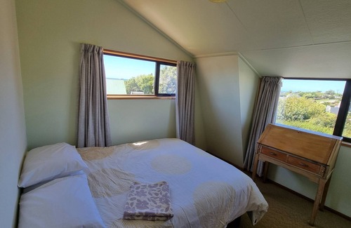 Kakanui House | Cosy bach with Kakanui mountain and sea views.