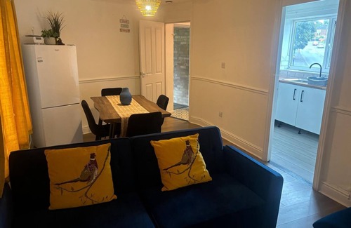 Cradley Apartment | Cosy, beautiful flat with Smart TV