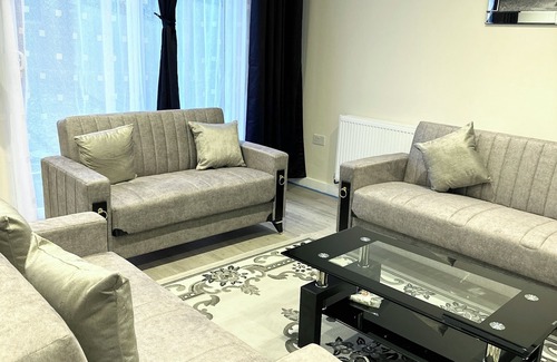Lee House | Cosy Brand New 3-Bedroom Home in London - Perfect for Families & groups