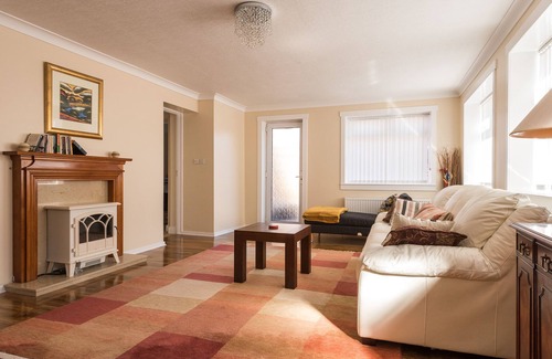 Bonnybridge House | Cosy & Bright Budget Stay | Semi-Detached Housenn