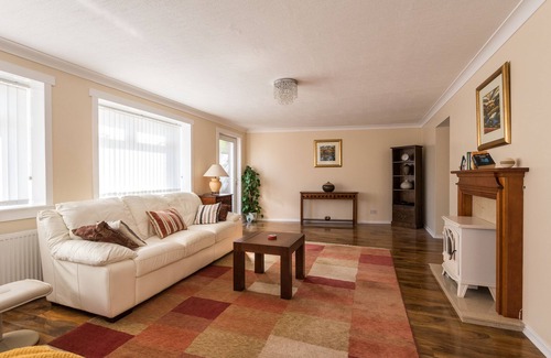 Bonnybridge House | Cosy & Bright Budget Stay | Semi-Detached Housenn