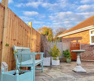 Bexhill-on-Sea Apartment | Cosy bungalow Air con & Wi-fi